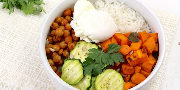 Buddha bowl d’automne à la patate douce et sauce au beurre de cacahuète