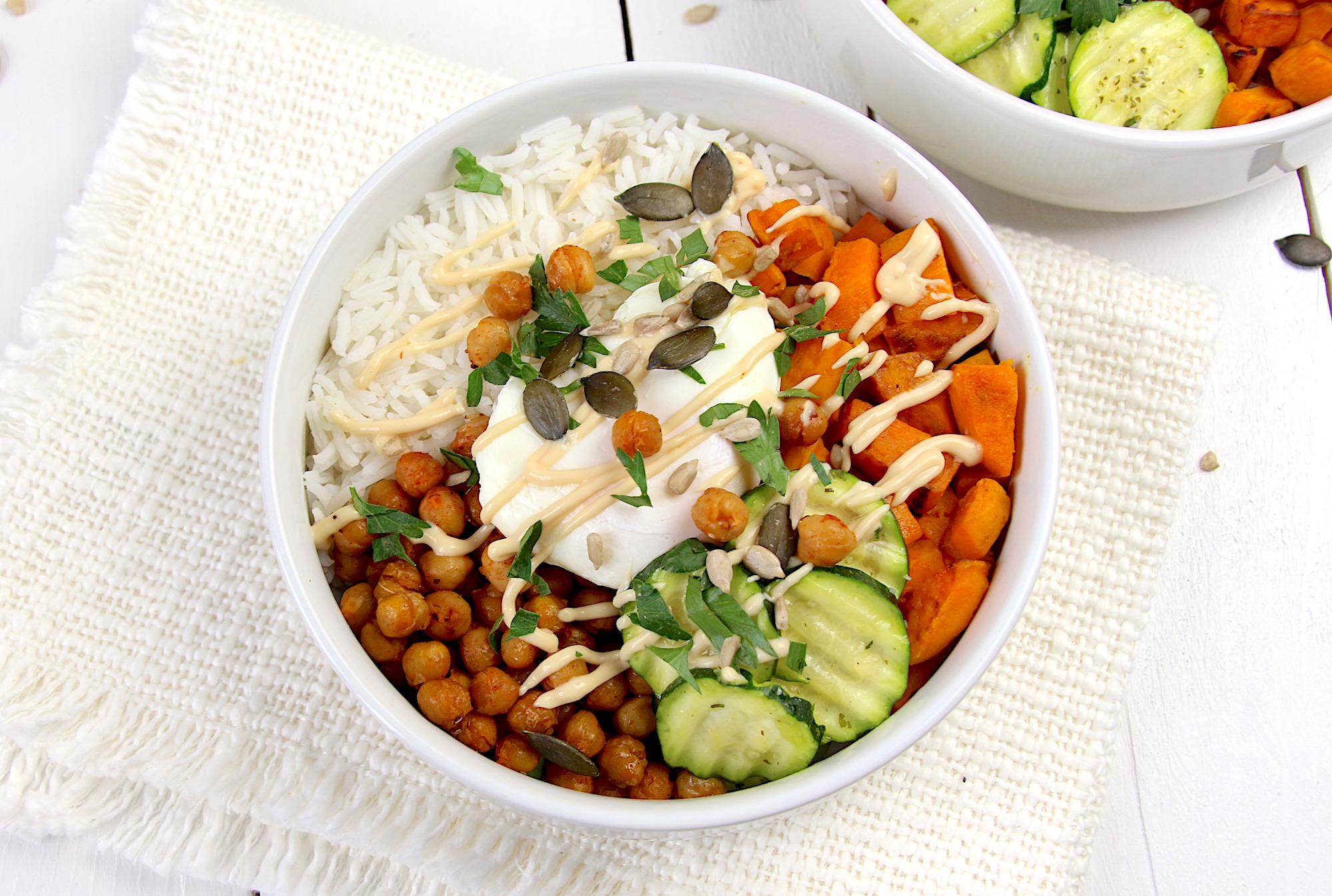 Buddha bowl d’automne à la patate douce et sauce au beurre de cacahuète